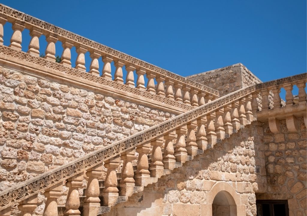 Taşın ve İnancın Fısıltıları: Mardin-Midyat'ın Süryani ve Ezidi Köylerine Bir Yolculuk