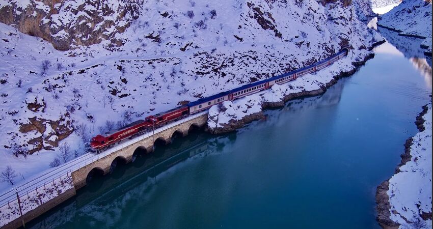 Sevgililer Günü Özel Turistik Doğu Ekspresi Kars Turu Uçak Gidiş - Tren Dönüş